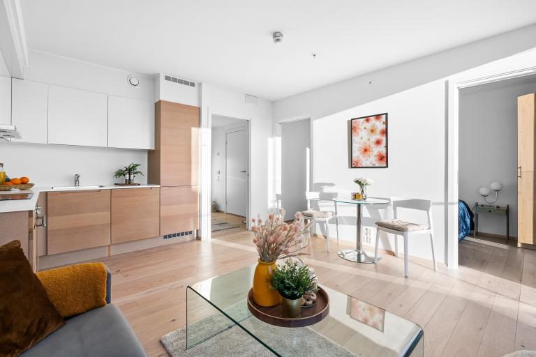 Rikelig med plass til en sofagruppe, spisebord og mer